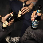 Cerveza rubia especial Mahou Barrica botella 33cl