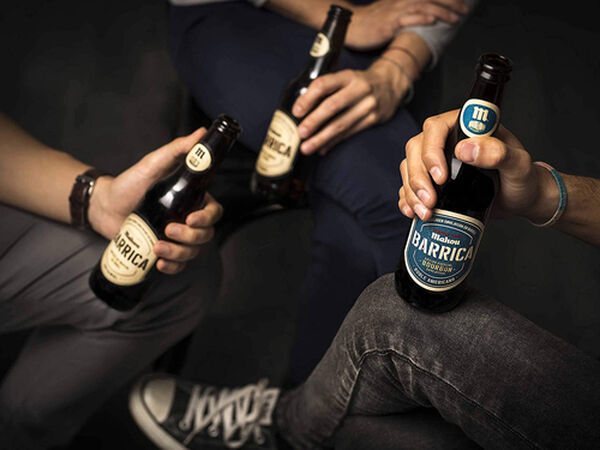 Cerveza rubia especial Mahou Barrica botella 33cl