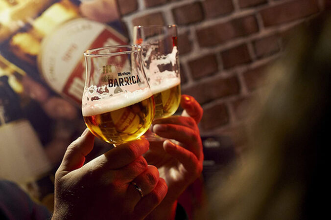 Cerveza rubia especial Mahou Barrica botella 33cl
