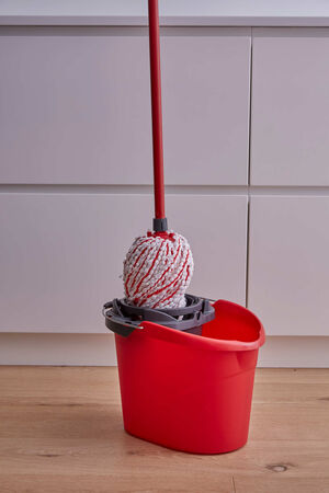 Cubo de fregar con escurridor Vileda color rojo