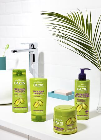 Champ&uacute; fortificante Fructis 380 ml nutri-rizo para cabello rizado