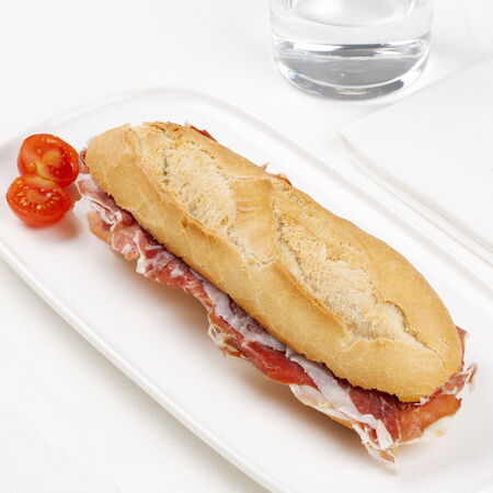 Bocadillo de jamón ibérico con tomate
