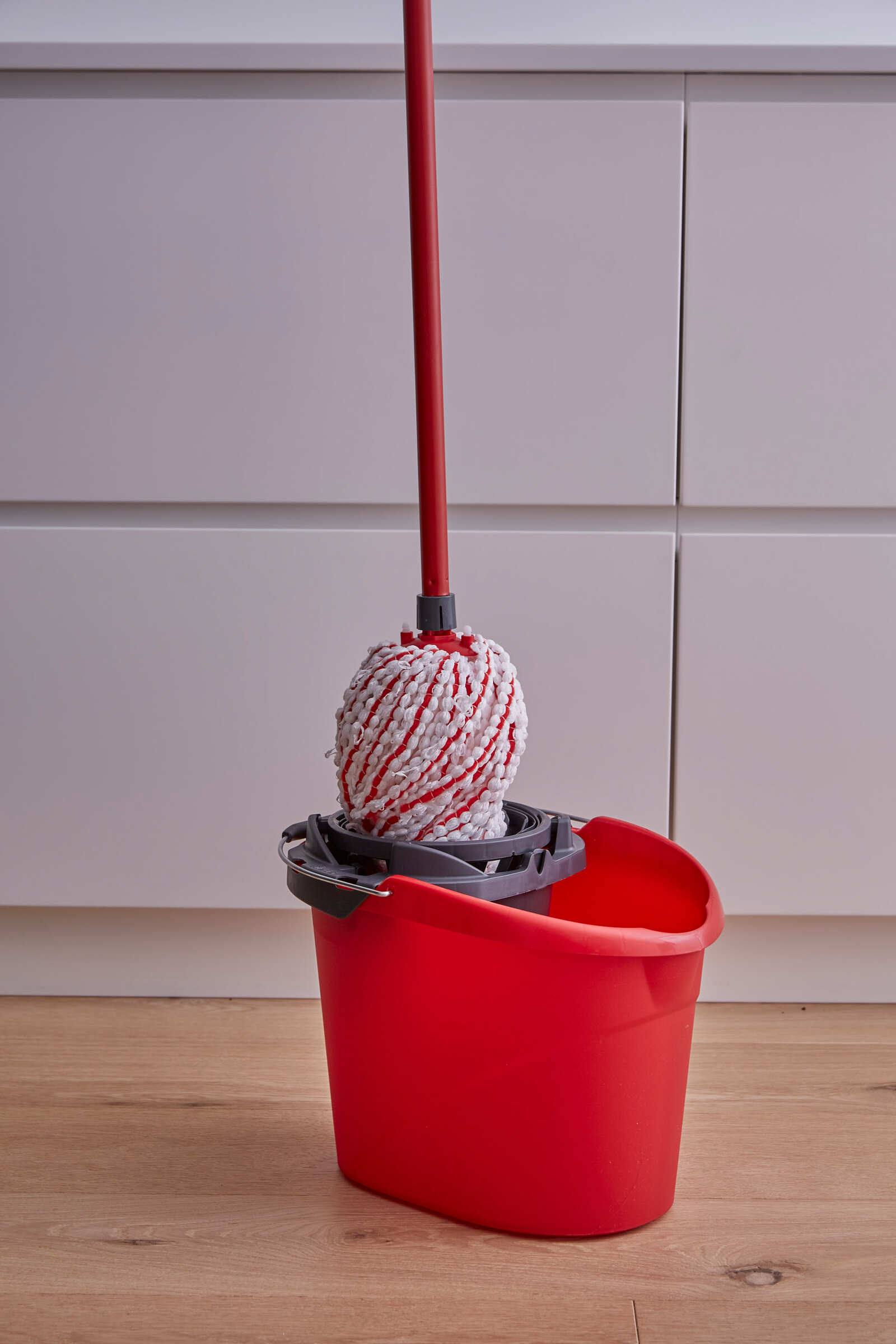 Cubo de fregar con escurridor Vileda color rojo